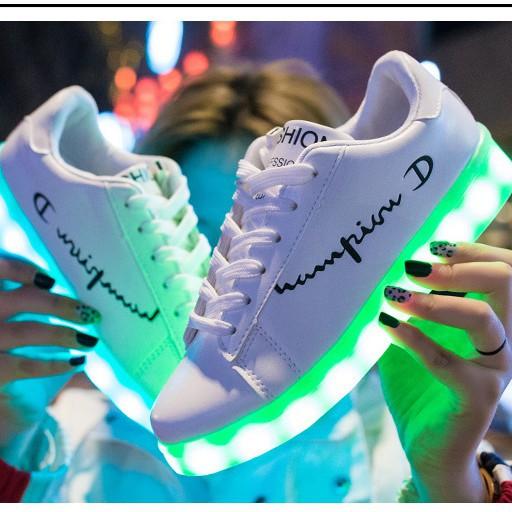 Giày phát sáng màu trắng chữ hàn nhịp tim ngược phát sáng 7 màu 8 chế độ đèn led cực đẹp phong cách Hàn Quốc