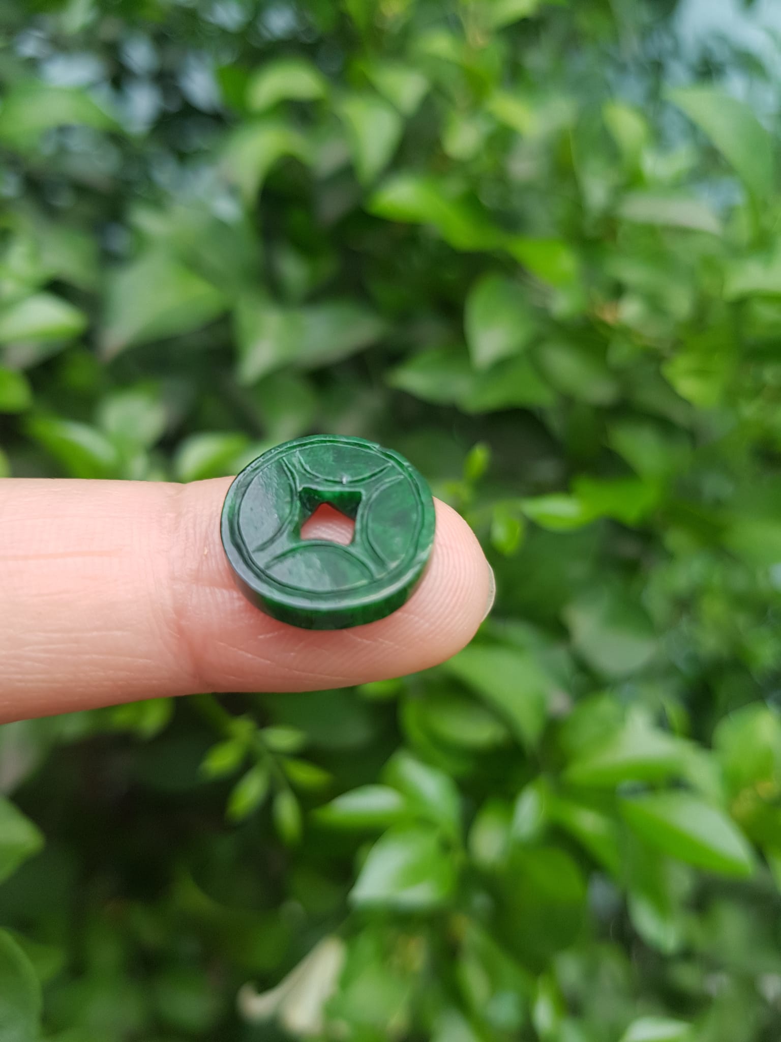 Mặt Dây Chuyền Mặt Nhẫn Đồng Tiền Mới màu Xanh Đậm Đẹp Đá Cẩm thạch xanh tự nhiên  Size nhỏ vừa đk 13,5mm x dầy 3mm  Nữ bọc vàng lên đeo đẹp lắm rất ý nghĩa đồng tiền may mắn tài lộc ạ