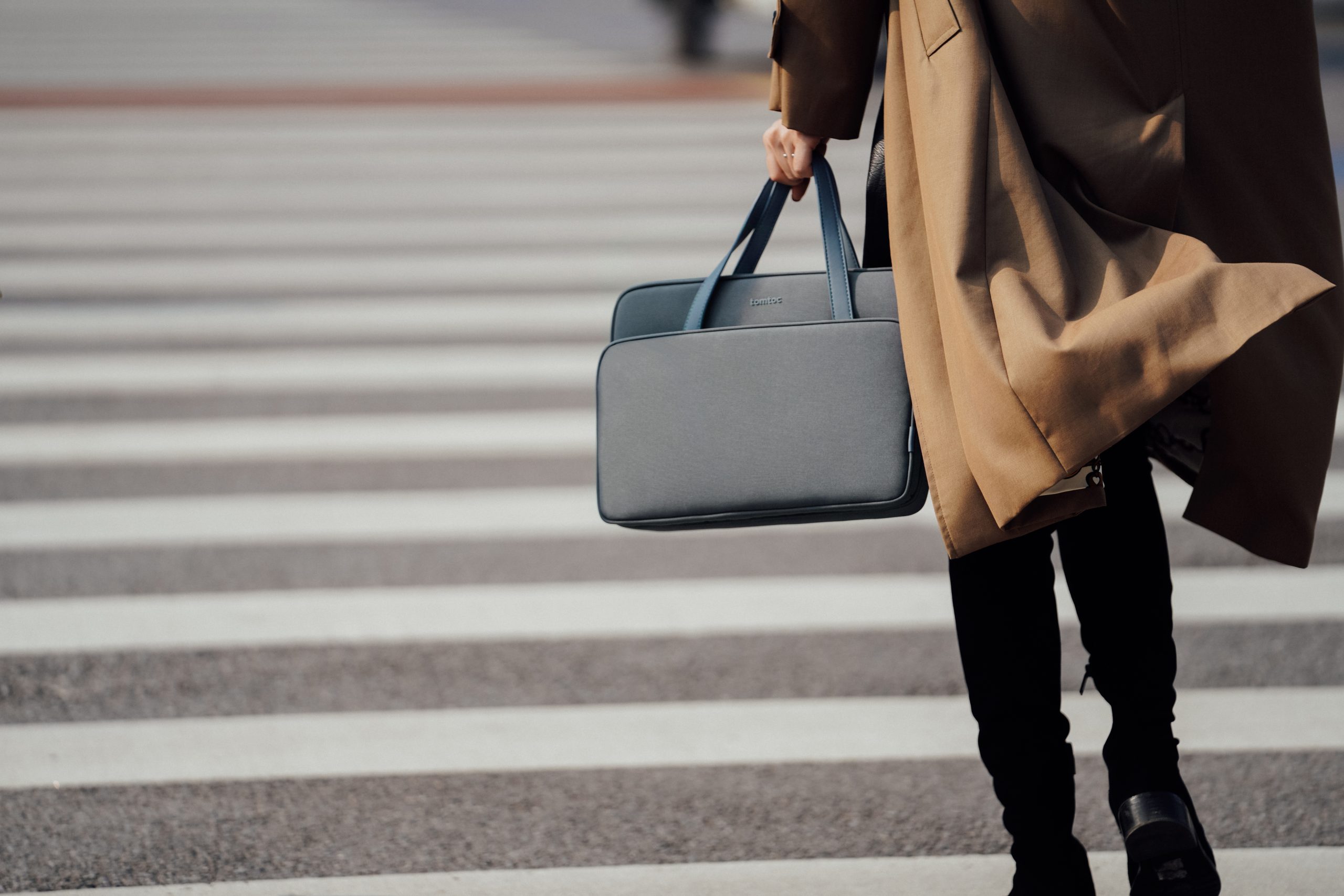 Túi Xách TOMTOC HER H21 Briefcase Premium Dành Cho Macbook 14 inch - Hàng Chính Hãng