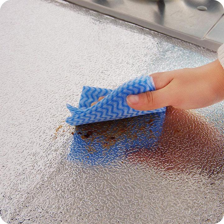 Cuộn giấy bạc dán bếp cách nhiệt, miếng decal dán tường nhà bếp chống thấm bền đẹp