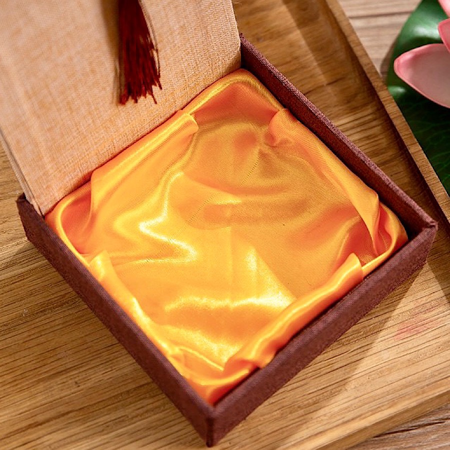 HỘP GẤM LÓT VẢI VÀNG TAY PHẬT CẦM CHUỖI HẠT 12cm ĐỰNG VÒNG , CHUỖI PHONG THỦY