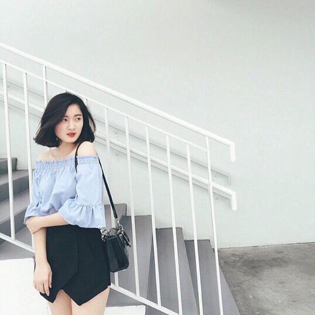 ÁO TRỄ VAI DÁNG CROP TOP MÀU TRẮNG KÈM CHÂN VÁY ĐEN DÁNG CHỮ A