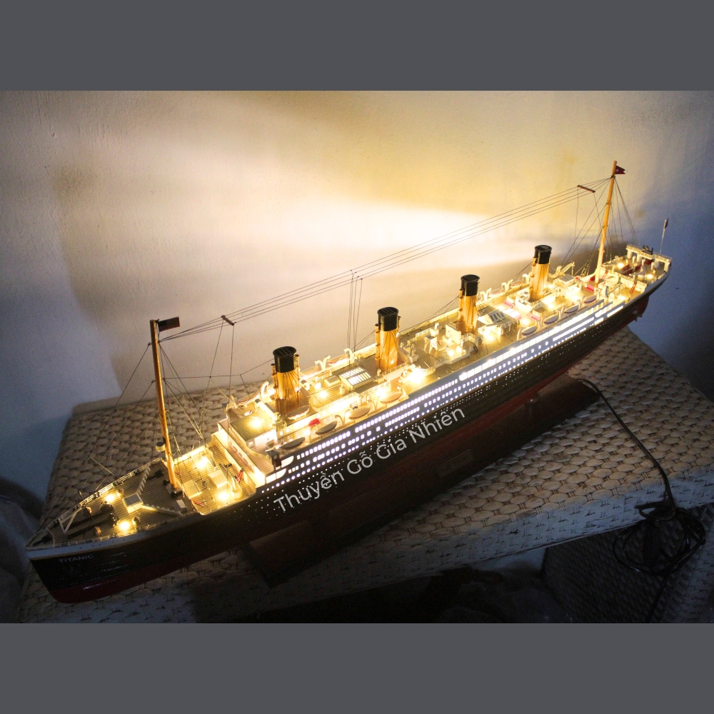 Mô Hình Thuyền Gỗ Trang Trí Phong Thủy Dạng Thuyền Du Lịch RMS TITANIC WITH LIGHTS Chính Hãng, Hàng Xuất Khẩu Chất Lượng Cao
