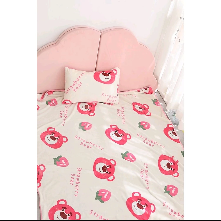 Chăn tuyết nhung gấu dâu cao cấp mềm mịn, mền văn phòng họa tiết gấu dâu Lotso GM87-Menle-Losto-2m