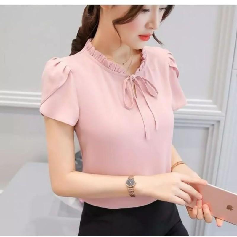 Áo kiểu cổ bèo thắt nơ.