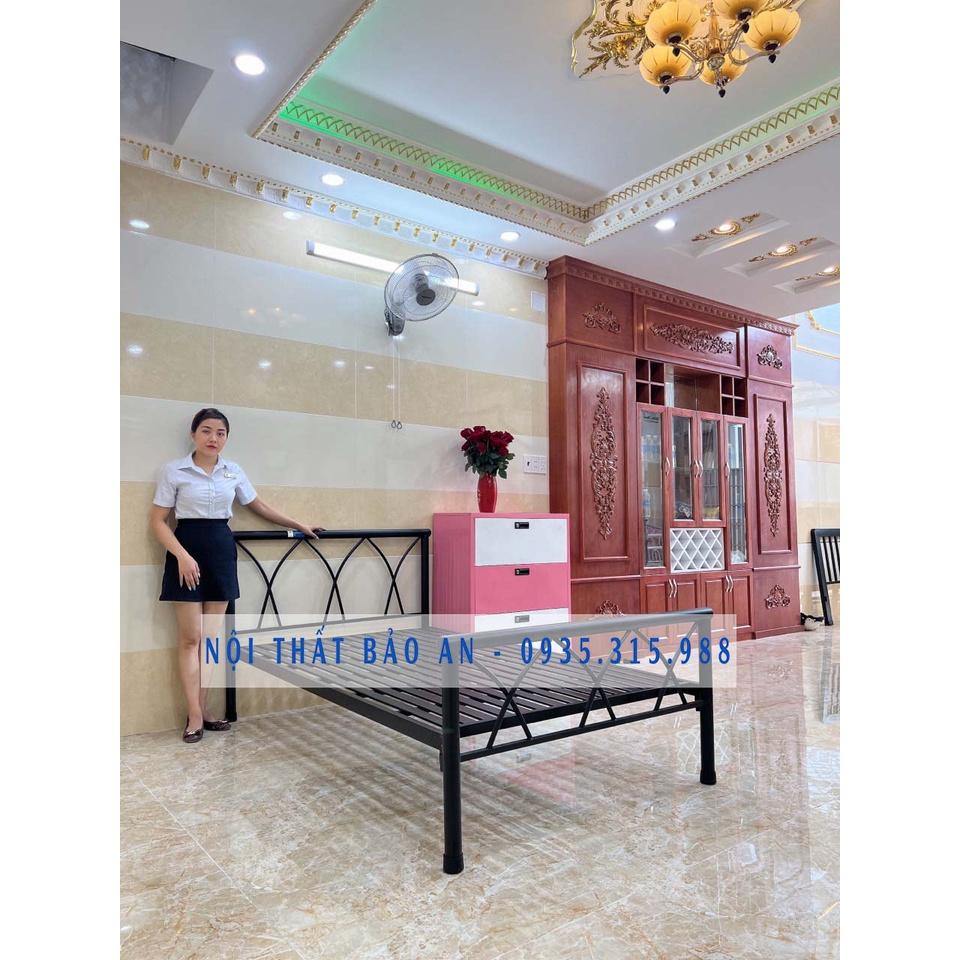 Giường sắt mỹ nghệ đan chéo 1m2x2m, tháo lắp dễ dàng