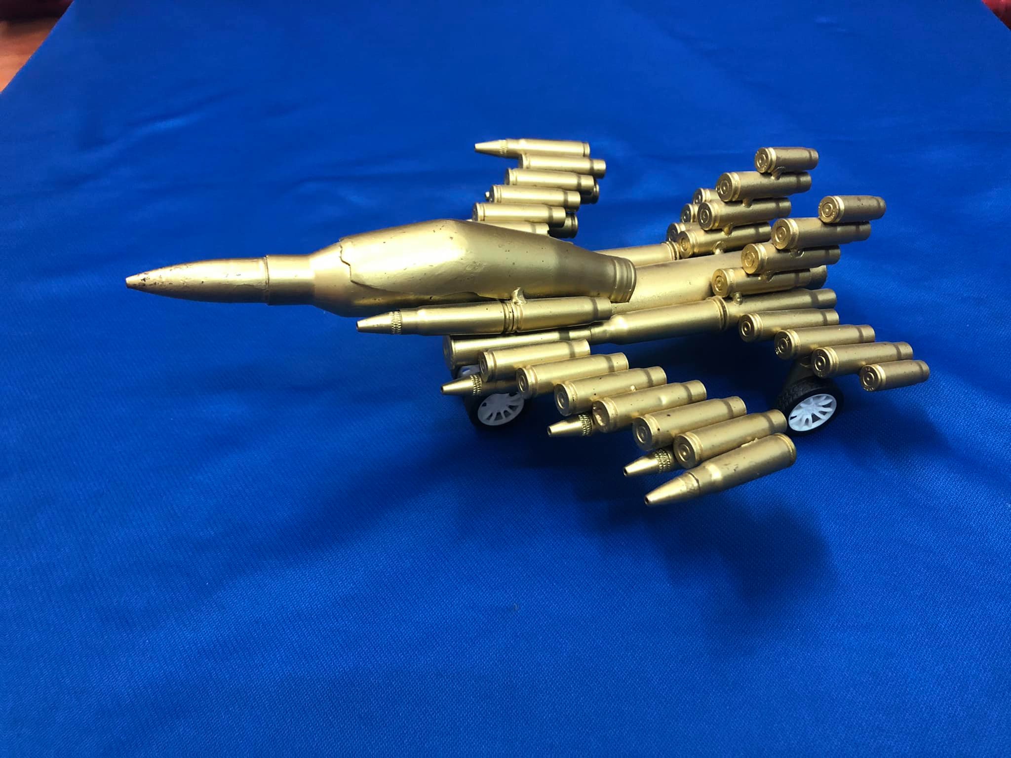 Máy bay tiêm kích chiến đấu mô hình vỏ đạn (loại vừa)