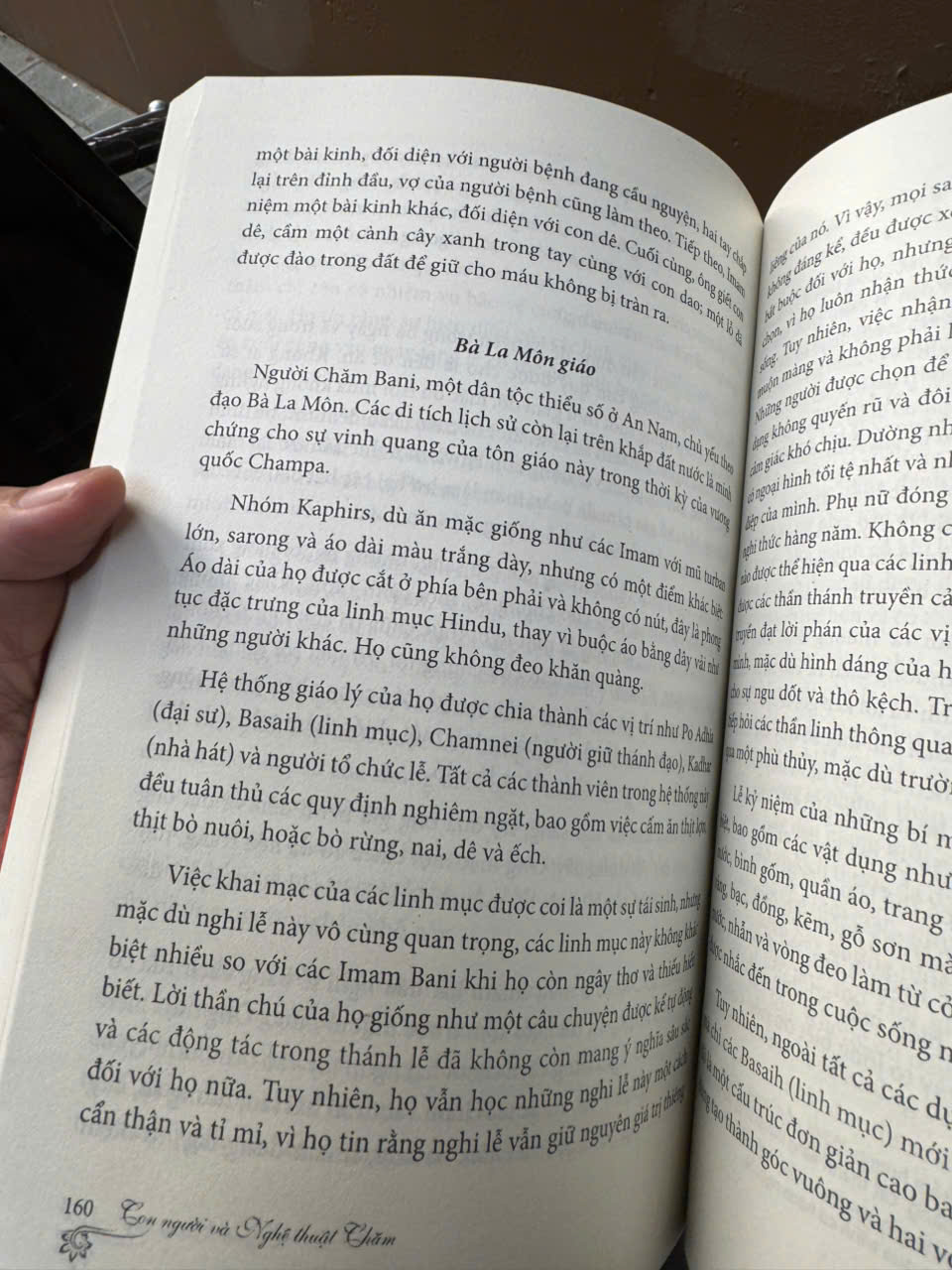 CON NGƯỜI VÀ NGHỆ THUẬT CHĂM – Jeanne Leuba – Trường Phương Books - NXB Thuận Hóa