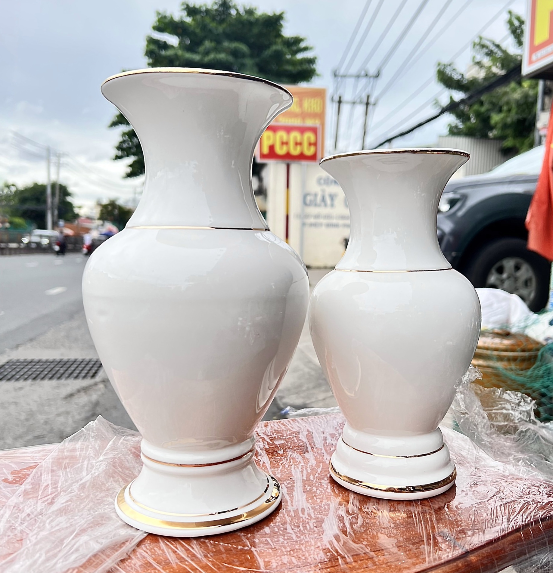 Bình hoa thờ cúng sứ họa tiết đá hoa cương Cao 22cm, 25cm – Màu Trắng