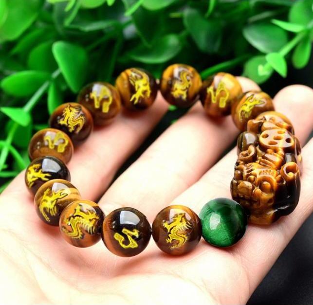 Vòng đeo tay đá khắc rồng gắn tỳ hưu đính xanh lá 12 li