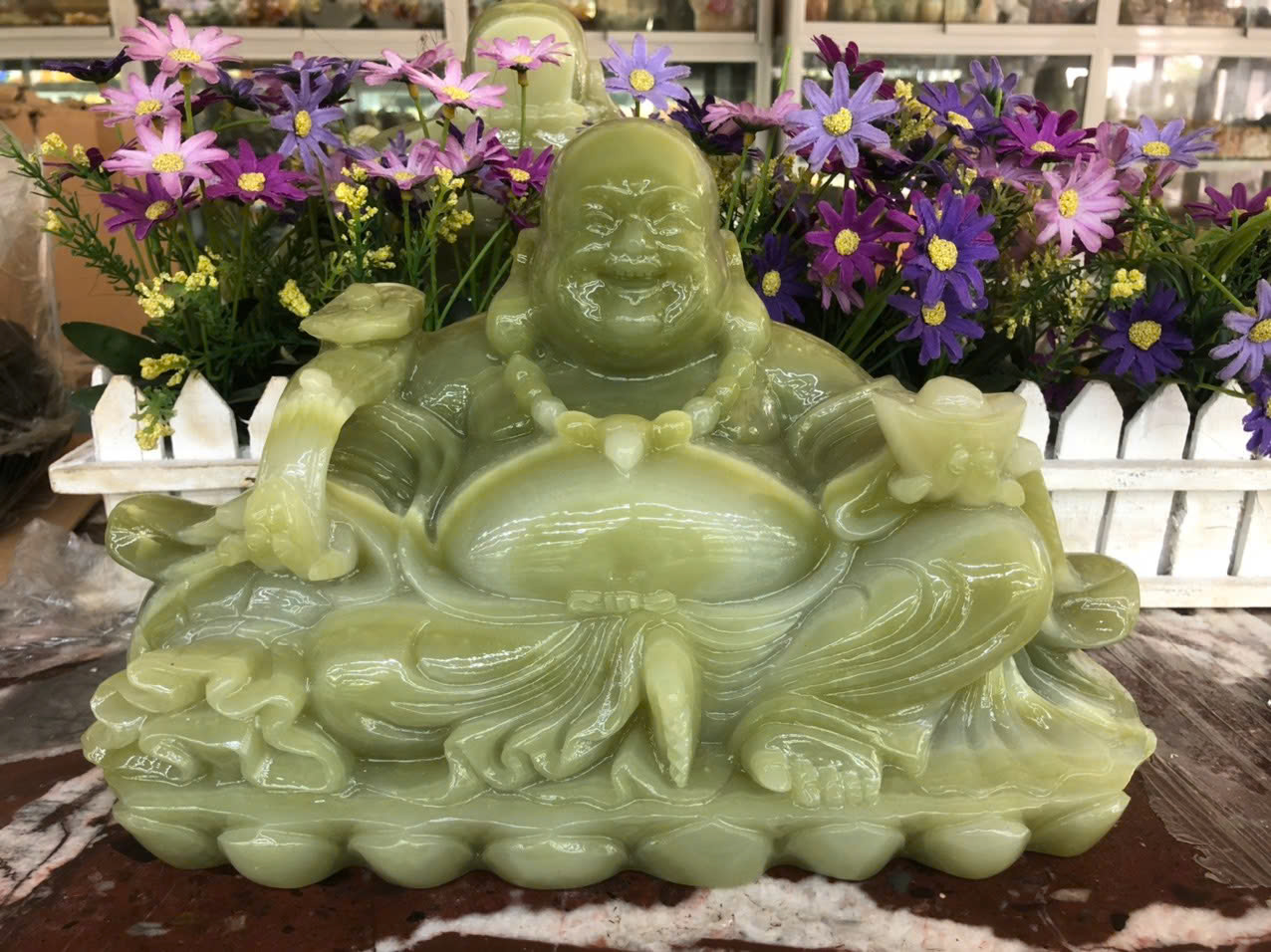 Tượng Phật Di Lặc ngồi tựa bao tiền cầm thỏi vàng phong thủy đá ngọc onyx