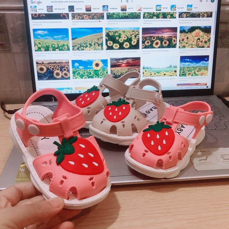 Sandal rọ bít mũi hình trái dâu cho bé siêu cưng