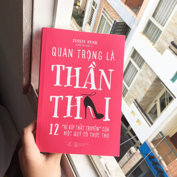 Combo Sách Dành Cho Quý Cô:  Quan Trọng Là Thần Thái + Sống Hiên Ngang Giữ Thế Gian - (Bí Kíp Của Một Quý Cô Thực Thụ / Sách Kỹ Năng Sống) - Tặng Kèm Bookmark Greenlife