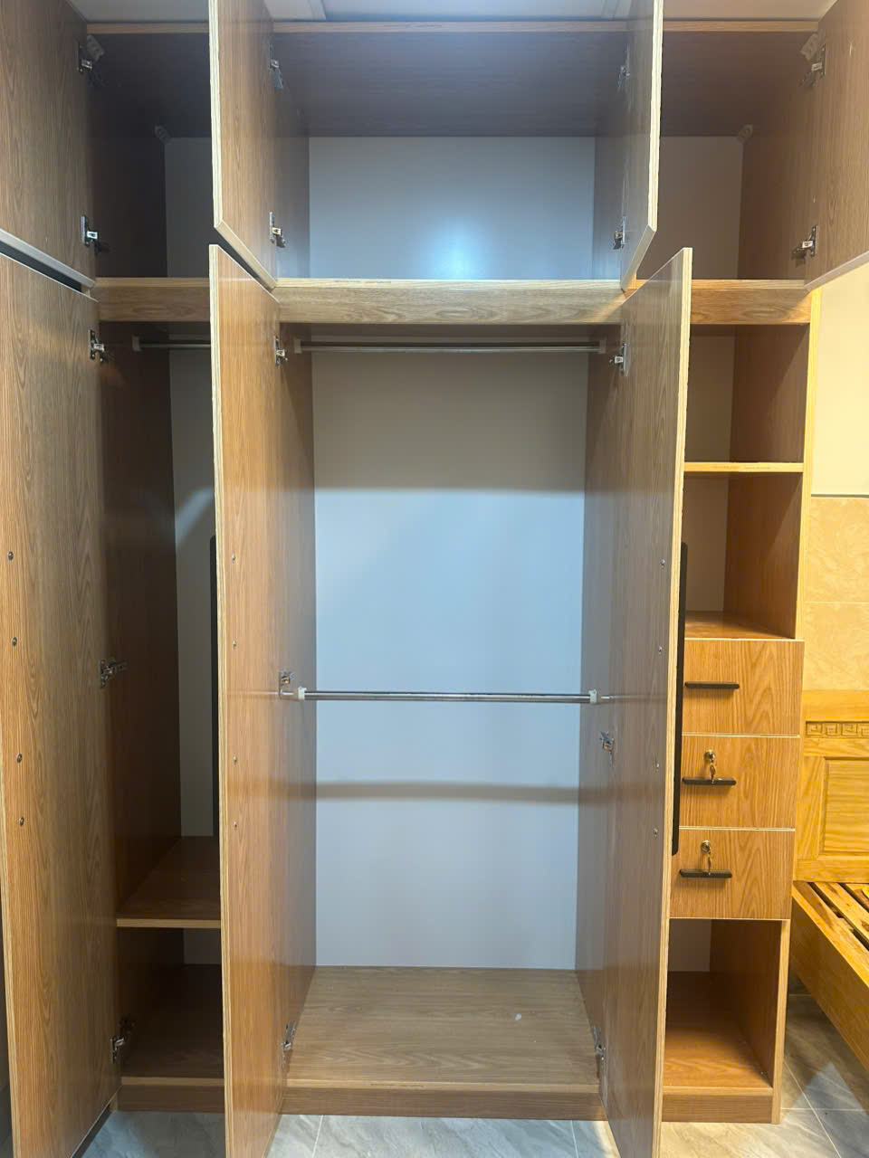 Tủ áo Ecoplast cánh mở kèm kệ Juno Sofa KT 1m6 x 2m6