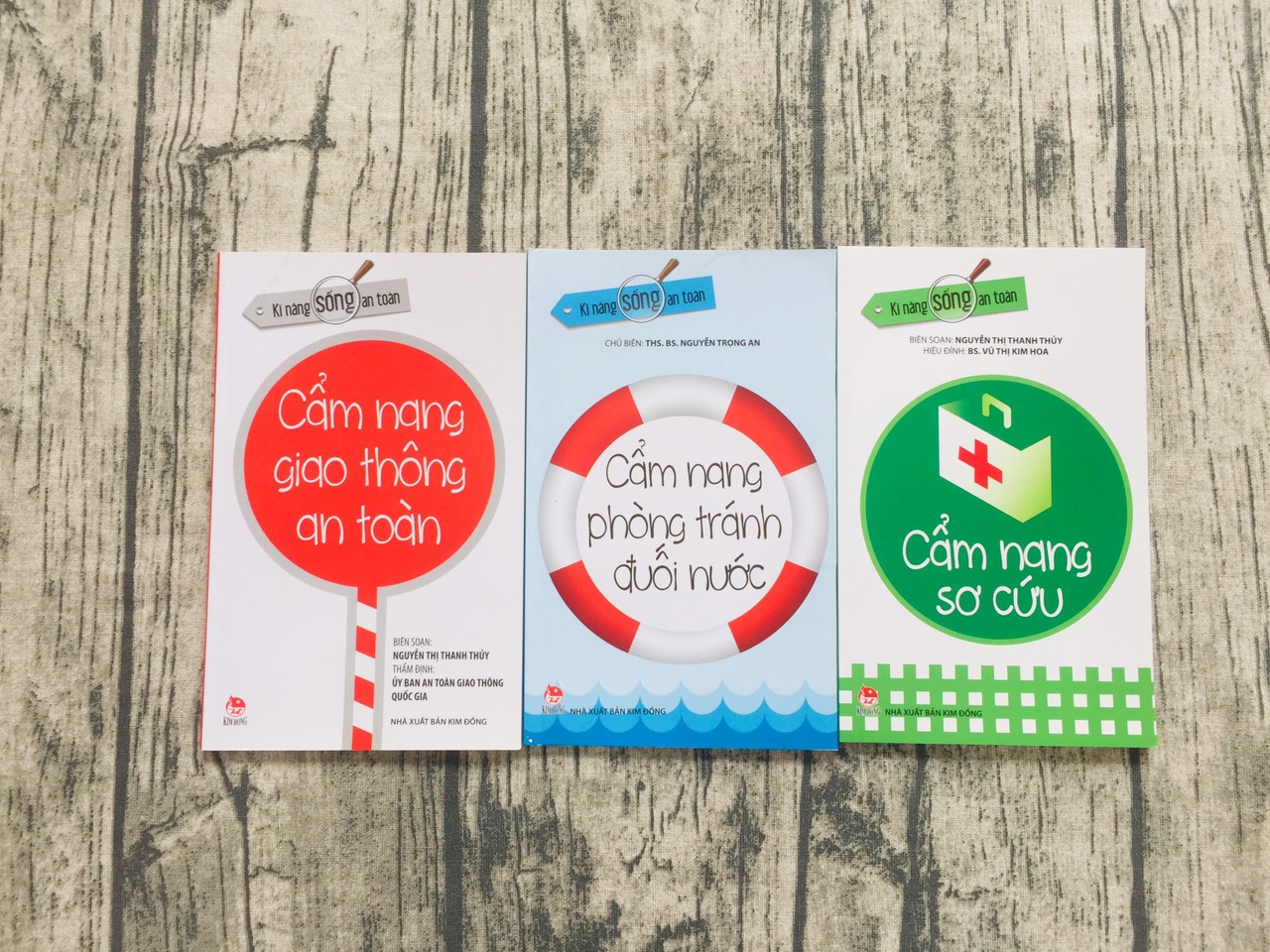 Bo Kĩ Năng Sống An Toàn: Cẩm Nang Sơ Cứu + Cẩm Nang Phòng Tránh Đuối Nước + Cẩm Nang Giao Thông An Toàn