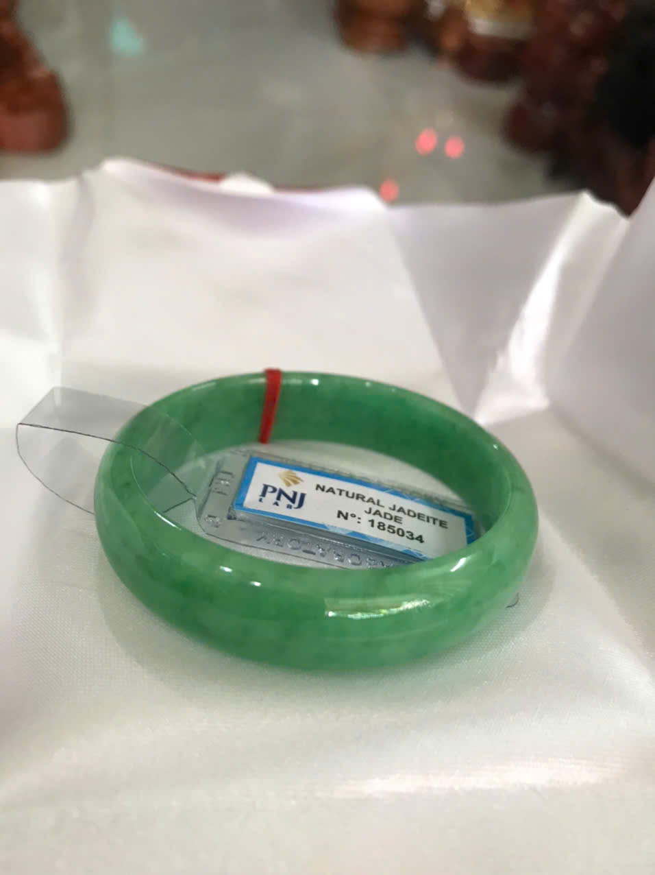 Vòng Tay Nữ Đá Ngọc Cẩm Thạch Tự Nhiên Bản Hẹ Sịn Đậu Lý Sao Ni 48mm Cao 12mm Dầy 6mm đã kiểm định kèm giấy chứng nhận P No 185034 Màu Xanh ngọc lý tươi bóng đều đẹp nữ tay nhỏ 35kg - 48kg ạ