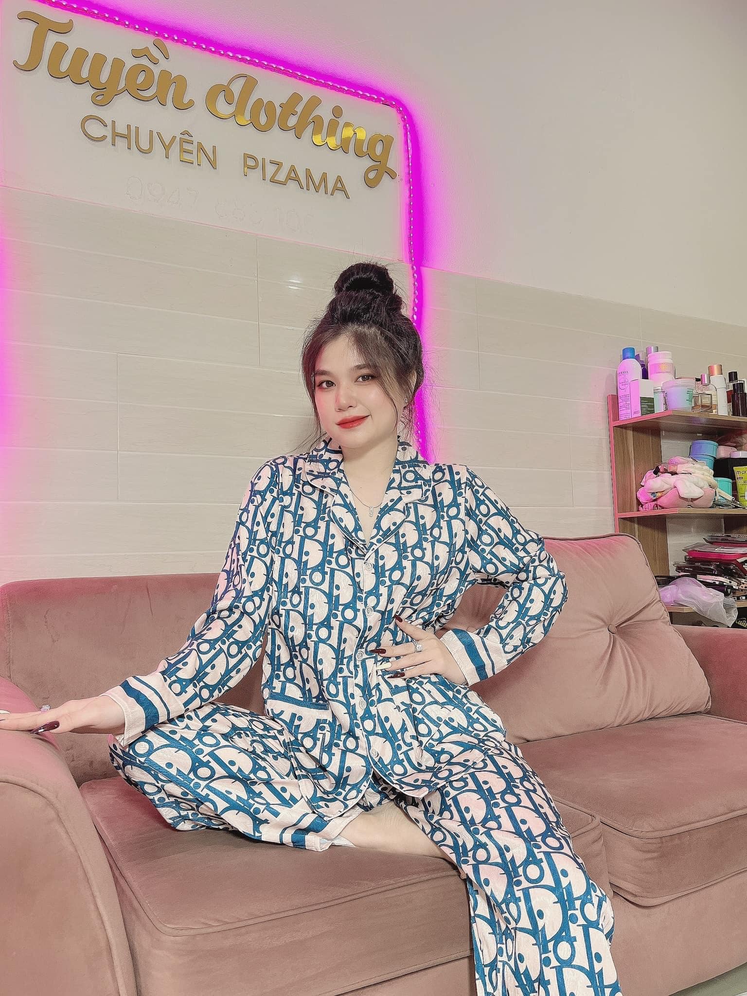 Bộ đồ pyjama lụa xước ánh kim hoạ tiết chữ D tay dài quần dài size M