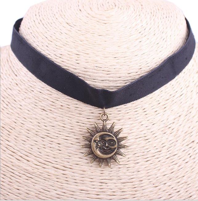 Vòng cổ choker hình mặt hề màu vàng V23a