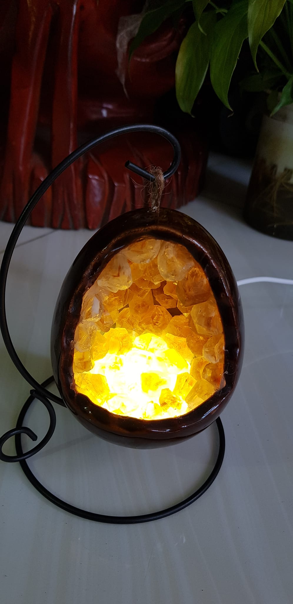 Miếng thạch anh Vàng tự nhiên hốc sâu có đế kiểu có đèn điện công dụng hút tài lộc cả chân Cao 16cm đk 12cm miếng Vàng cao 10cm đk 8cm Anh Chị để bàn trang trí nhà bàn thờ Thần Tài và treo trong phòng làm đèn ngủ may mắn màu Vàng Anh thật sự rất tốt đẹp ạ