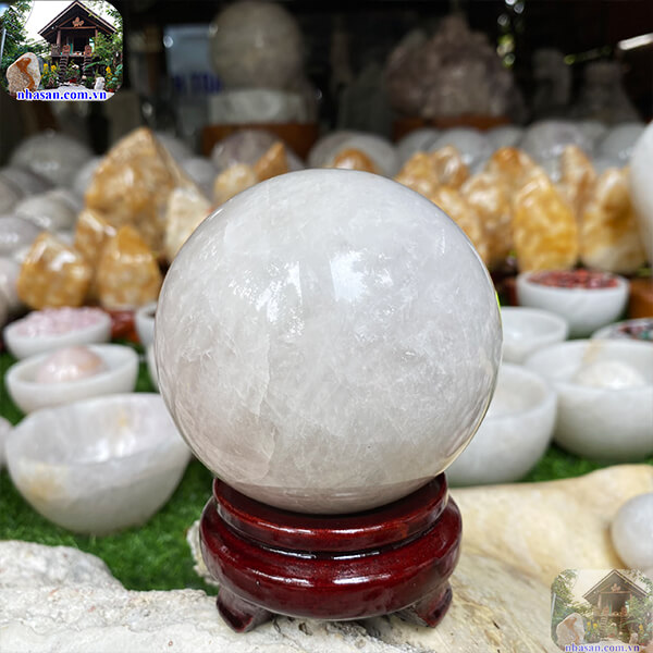 Quả cầu thạch anh trắng giúp gia chủ gia tăng tài lộc-9.7cm-1.24kg-QC1046