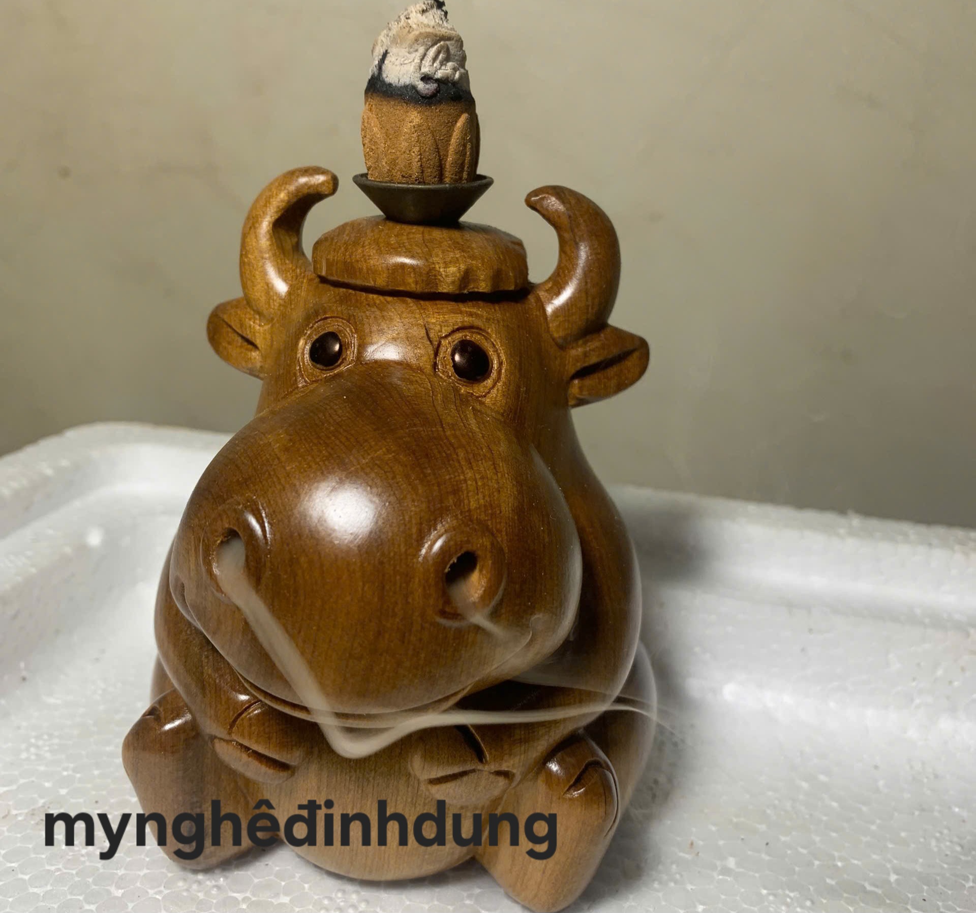 Trâu chi bi xông trầm bằng gỗ bách xanh thơm nức cao 10x8x8cm