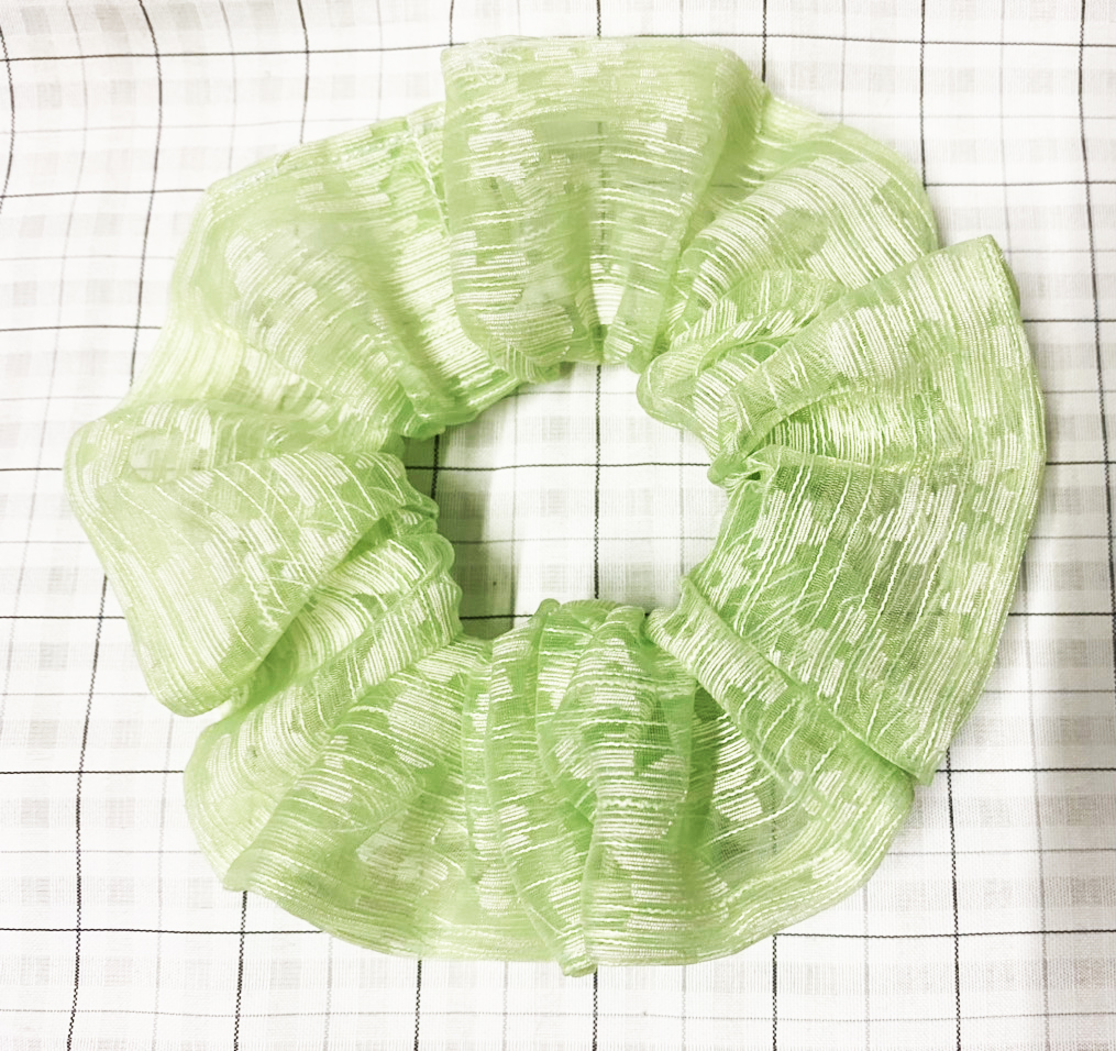 Cột tóc scrunchies màu xanh lá non thêu hoa cực xinh mẫu mới -size trung lớn