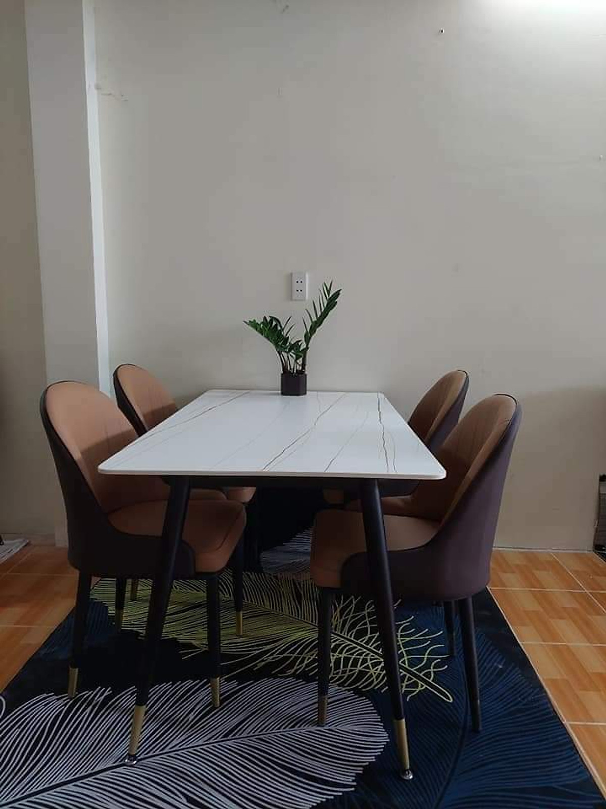 Bàn ăn 1m4 chân bọc đồng, mặt đá Juno Sofa và 4 ghế bọc nệm êm