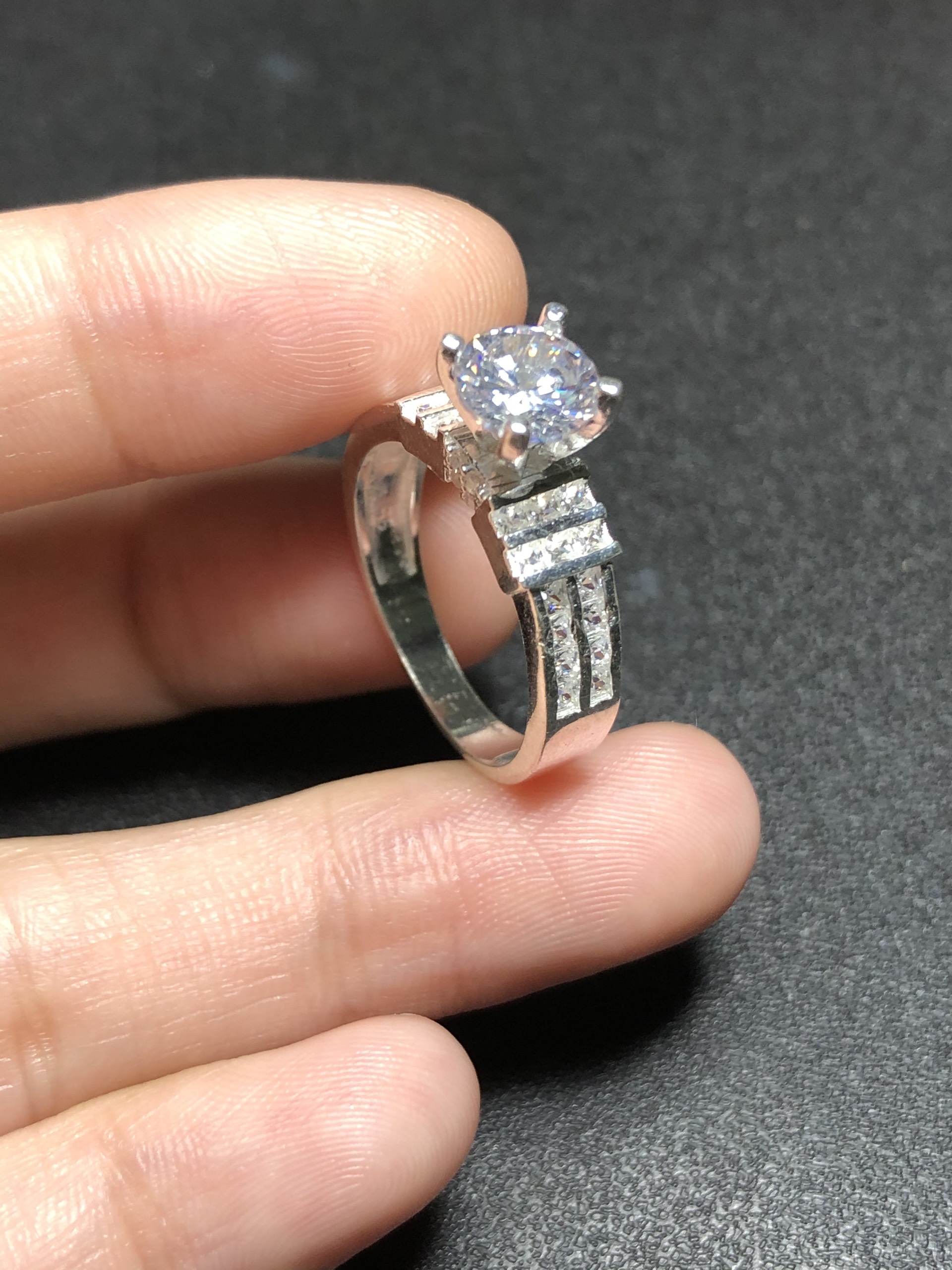 Nhẫn bạc đính đá zircon rất đẹp - bạc thật