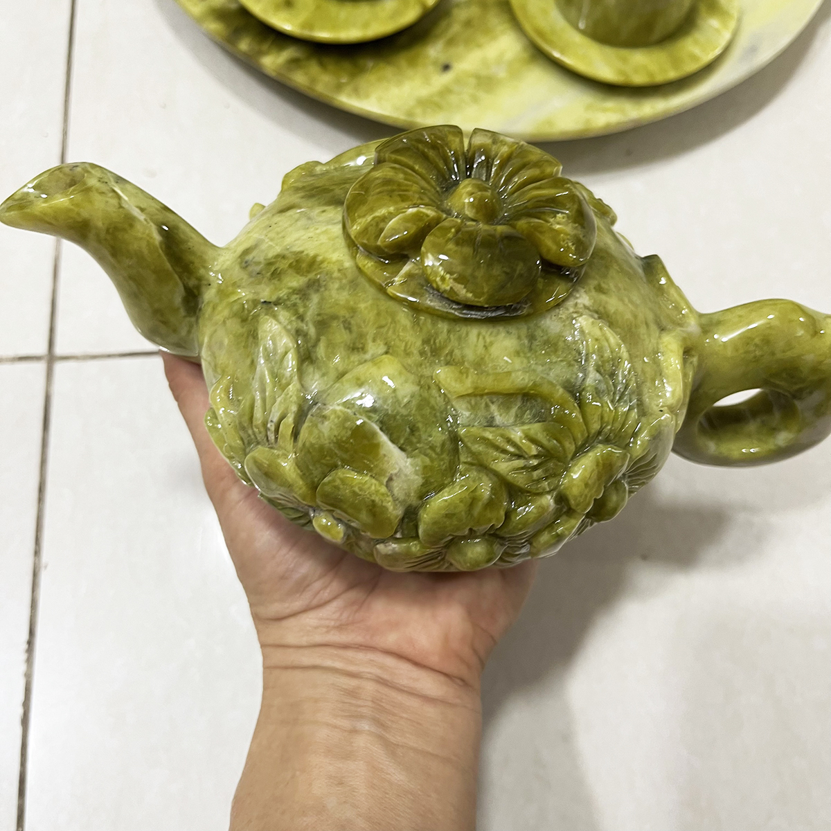 Bộ ấm chén uống nước bằng ngọc serpentine của Việt Nam đường kính khay 32 cm, nặng 5 kg cả bộ