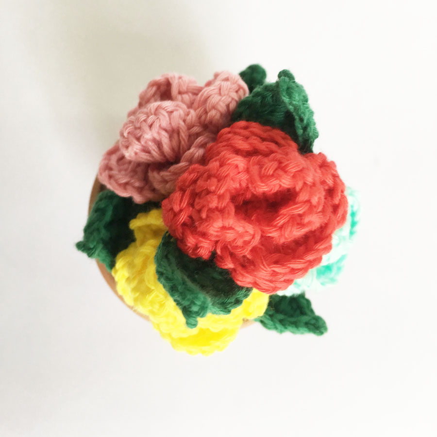 Chậu hoa hồng len handmade nhiều màu mini, chậu đất (10-12cm) - Quà tặng handmade trang trí thủ công (phát màu ngẫu nhiên)