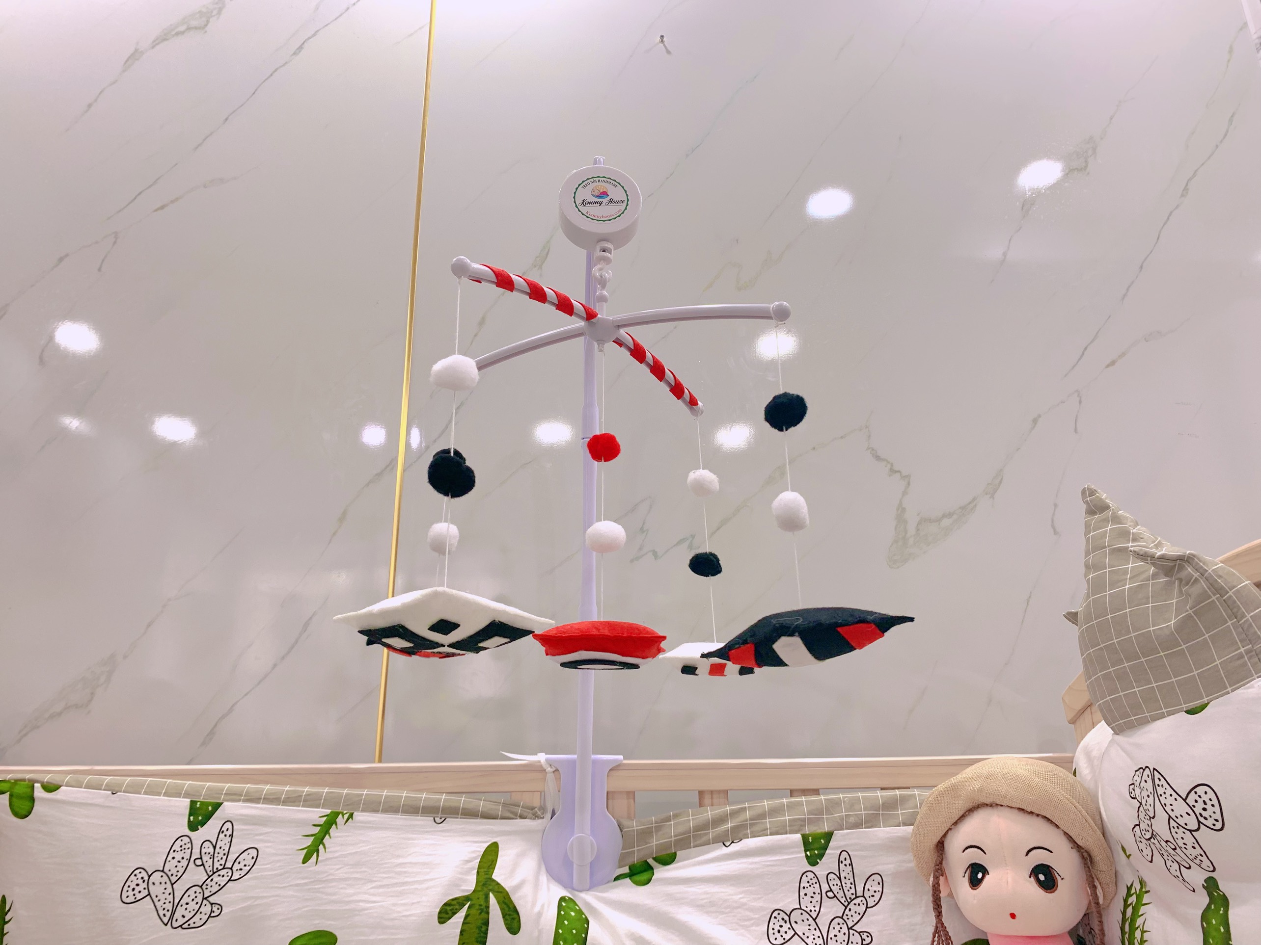 Con thú bông handmade vuông đỏ kích thích thị giác cho bé