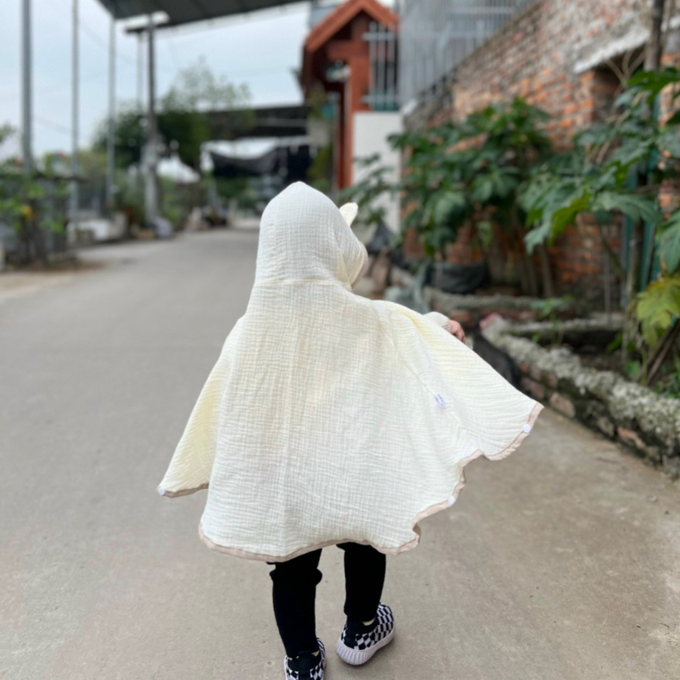 Áo choàng cánh dơi chống nắng, tránh gió hình gấu dễ thương wooyi chất liệu xô muslin cho bé.