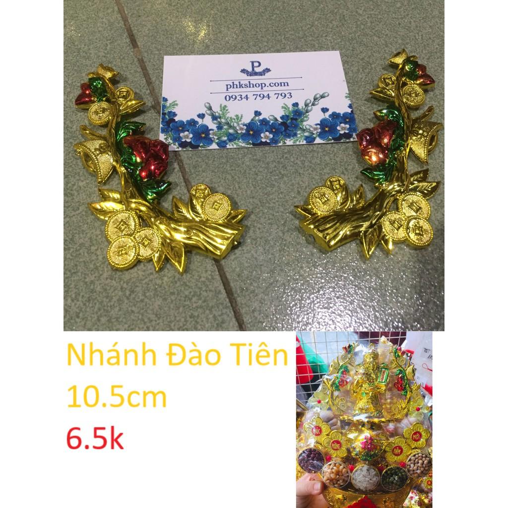 Cành đào trang trí tỏi thần tài