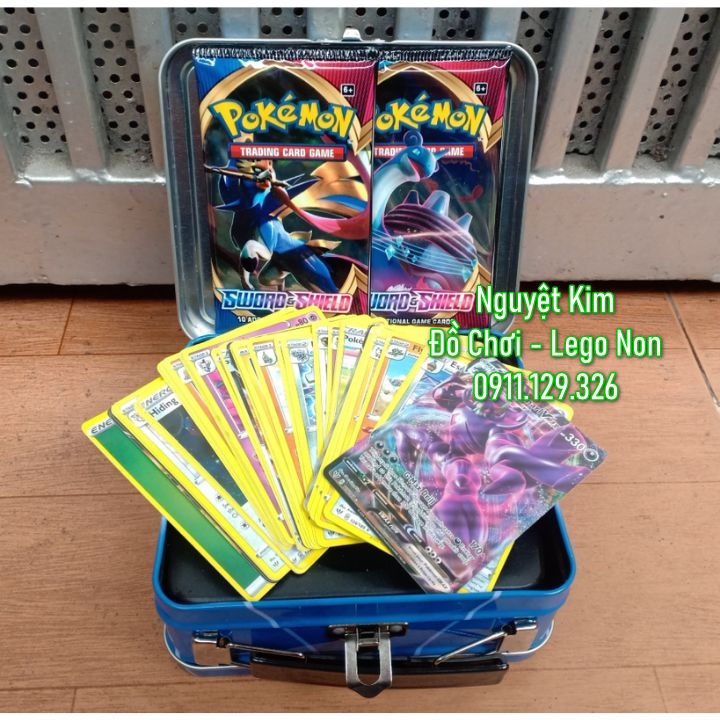 Thẻ Bài Pokemon Hộp Sắt Hàng Chuẩn Có Quai Nắp Cài - Loại Đẹp 40 Thẻ Bài Và 2 Túi Thẻ Vip