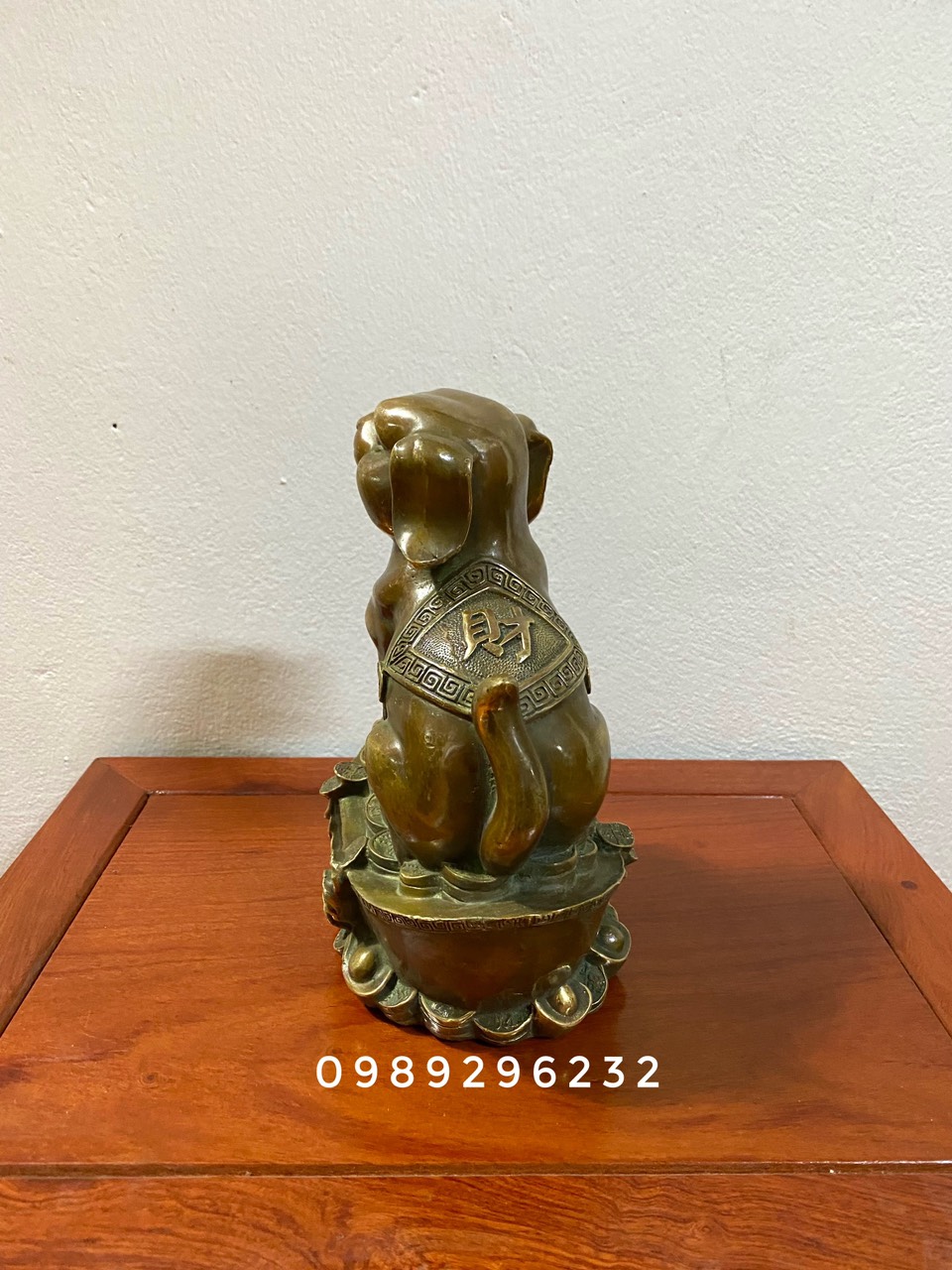 Tượng Chó ngồi thỏi vàng màu giả cổ bằng đồng