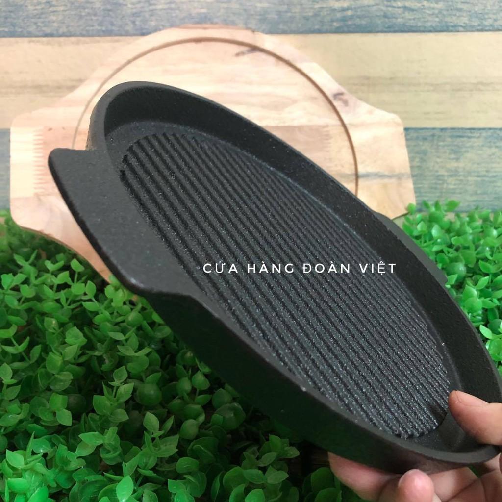 Chảo NƯỚNG bằng GANG Size 24cm(Size 22cm), CHỐNG DÍNH. Dĩa Chiên Nướng làm Bò Bít Tết, Bánh Mì Chảo - Nặng 1400g , kèm đế gỗ cao cấp sang trọng. Dụng cụ nấu ăn phục vụ tại bàn. Phù hợp Gia đình, Nhà Hàng, Quán ăn