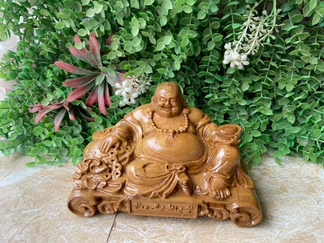 Tượng phật di lặc để ô tô gỗ bách xanh
