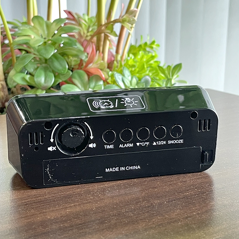 Đồng hồ Rhythm LCT107NR02 – KT 14.8 x 5.7 x 4.7cm / 132g. Vỏ nhựa. Dùng Pin