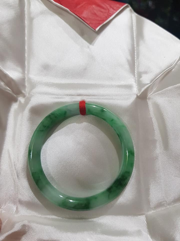 Vòng tay phong thủy Đá Cẩm thạch Tự nhiên Xanh SƠN THỦY LÝ 50MM x độ dầy 7,4mm Chất liệu 100% Đá Cẩm thạch Tự nhiên Nữ 50kg - 55kg đeo chuẩn sang hàng vip đẹp ạ