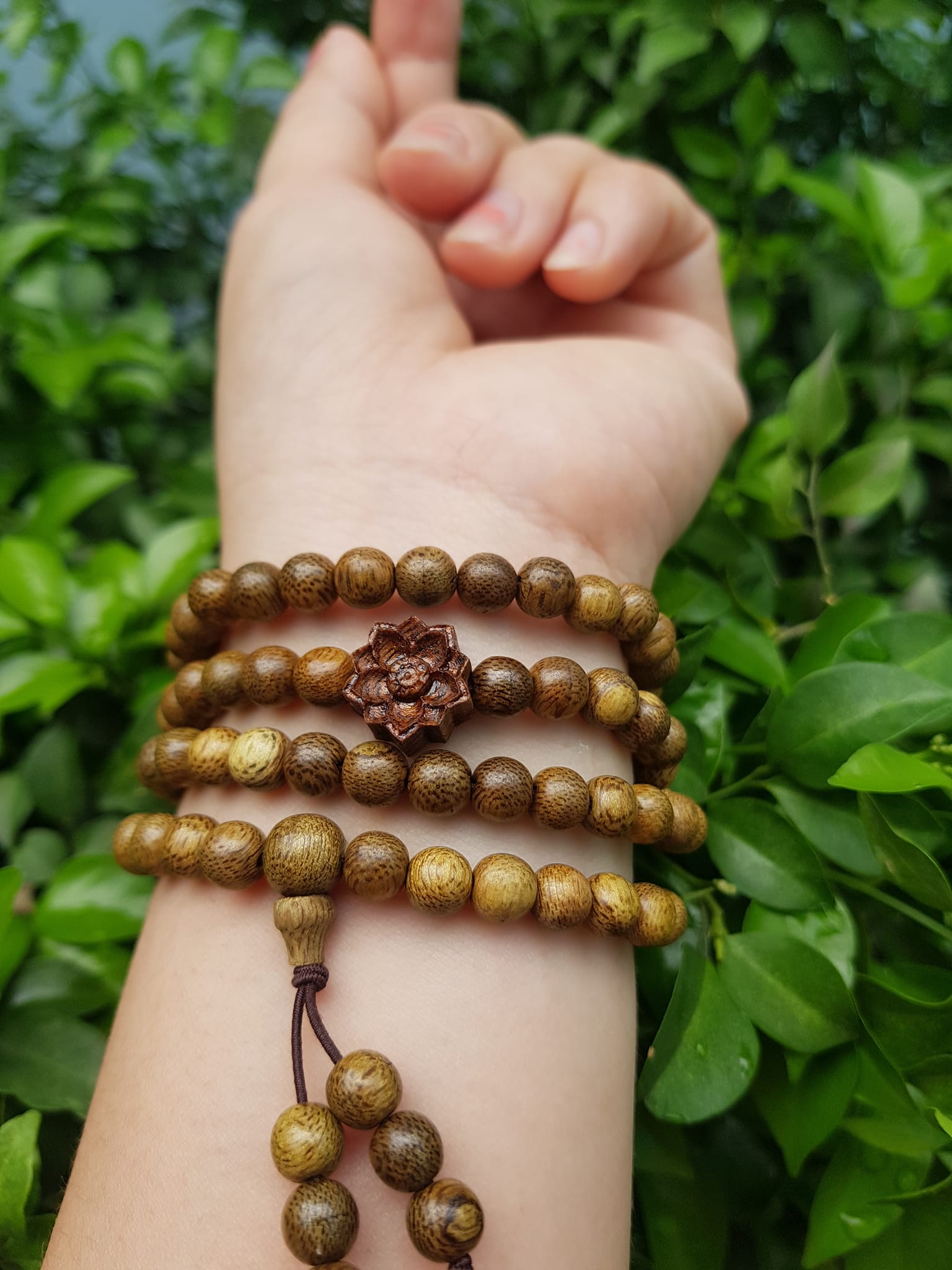 Vòng đeo tay nữ gỗ trầm mix bông hoa sen kiểu quấn tay 4 vòng may mắn tài lộc  Size hạt 6mm  Màu vàng nâu vân sáng nhẹ đeo tay rất đẹp xinh mùi thơm nhẹ nhẹ ạ
