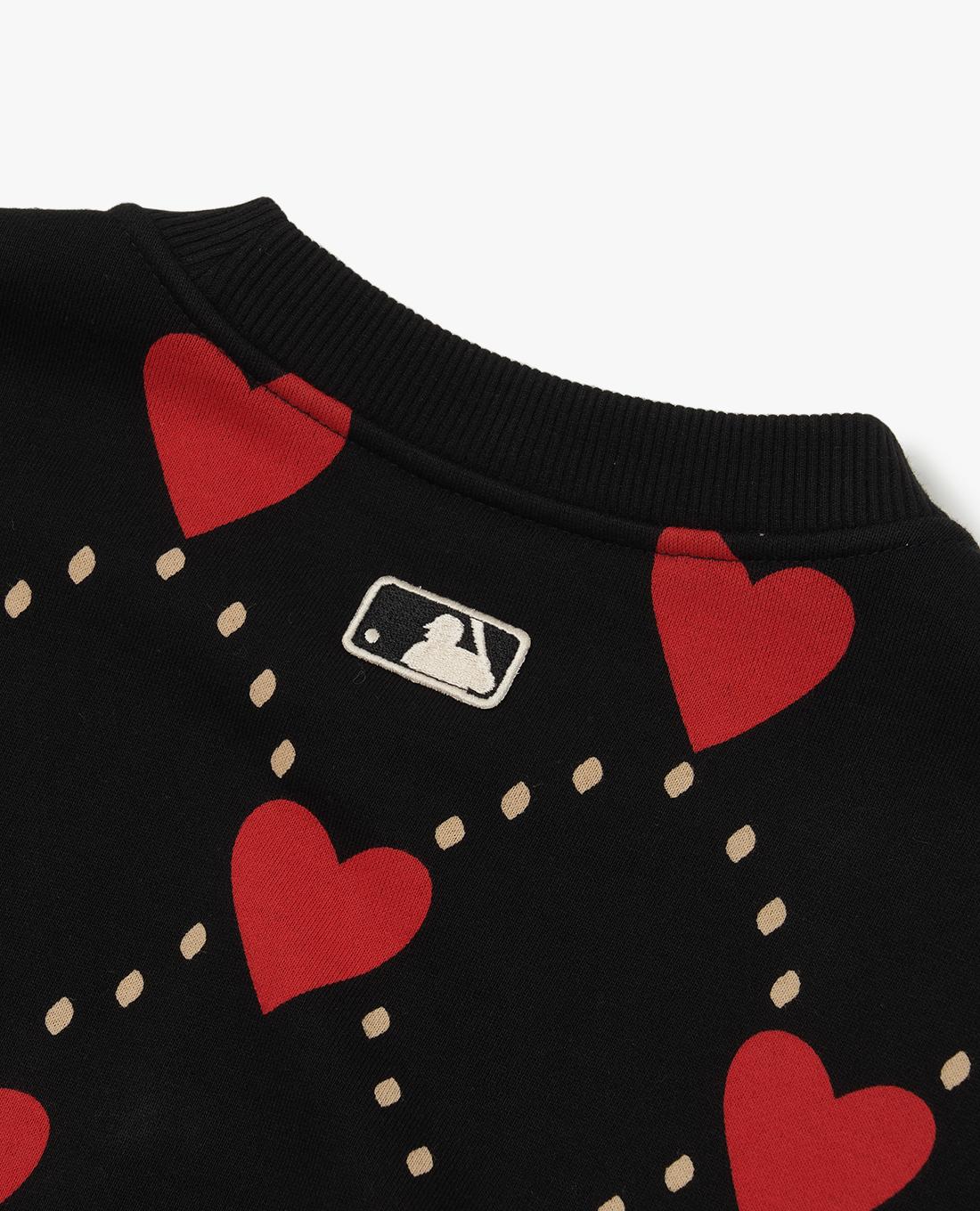 MLB - Áo sweatshirt phom suông Heart Allover Overfit 3AMTH0124