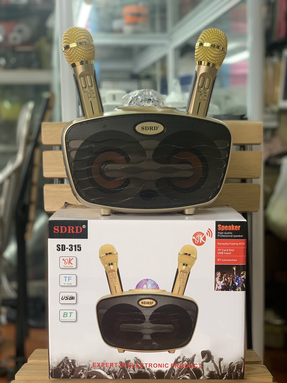 Loa bluetooth Karaoke SDRD SD-315: Có 02 Micro k dây đi kèm, Có đèn LED cảm ứng hàng chính hãng
