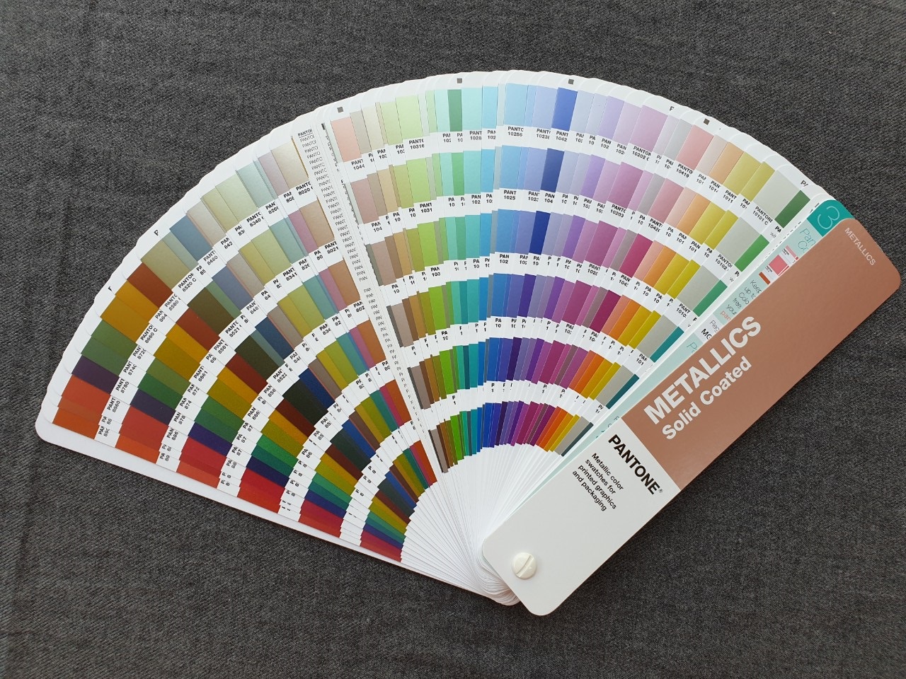 Bộ 1 thanh bảng màu Pantone C Metallics Guide GG1507A mới nhất năm 2020 - 655 màu pha PMS đầu 8 và 10 - có định lượng pha màu theo % - Ngành đồ họa in ấn - Nhập khẩu từ nhà máy PANTONE LLC tại Mỹ