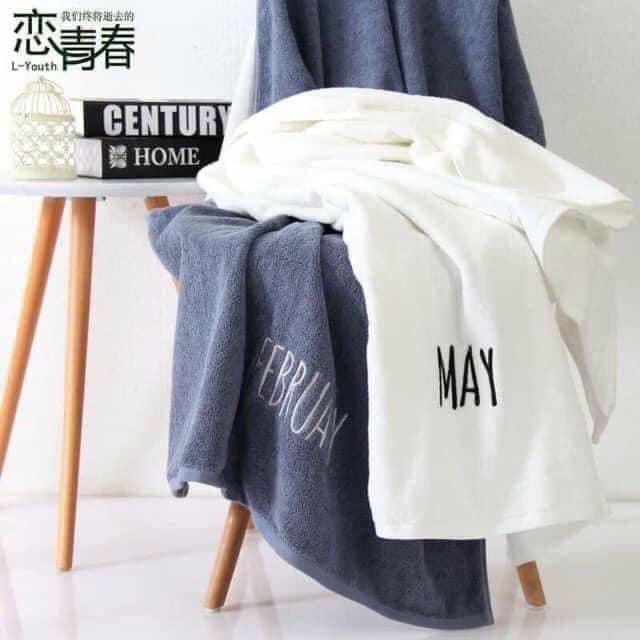 Khăn tắm ngày tháng 70x140 cm thêu logo 12 tháng - giao tháng ngẫu nhiên