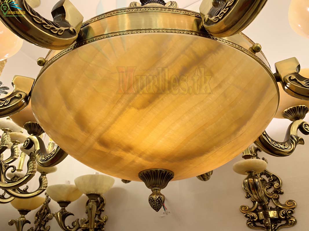 Đèn chùm đồng nguyên chất chao đá vàng dẫn sáng bền bỉ với thời gian 1203, đèn chùm tân cổ điển kiểu dáng sang trọng tinh tế, hoa văn họa tiết tinh xảo tạo điểm nhấn đắt giá cho mọi không gian nội thất