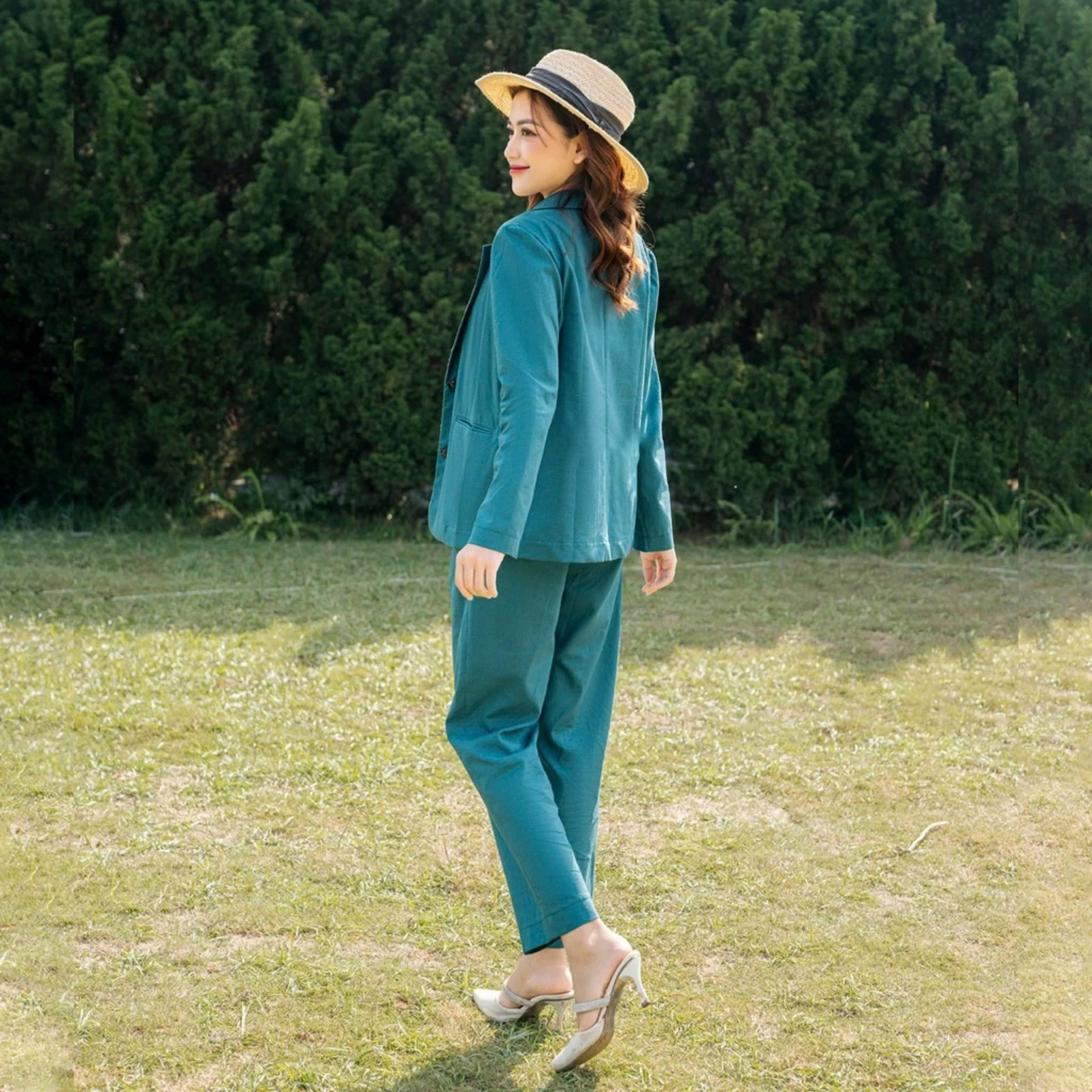 Bộ blazer nữ hot trend 2025 vói thiết kế cổ xẻ kiểu nhẹ nhàng, thanh lịch Bv02