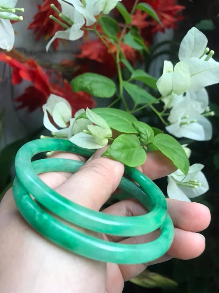 CẶP VÒNG TAY ĐÁ CẨM THẠCH TRÒN 58MM Vòng size 58mm x dầy 6mm x bên ngoài 71mm Chất liệu đá cẩm thạch XANH NGỌC TƯƠI BÓNG ĐẸP NỮ Mệnh MỘC HỎA 56kg - 67Kg ạ