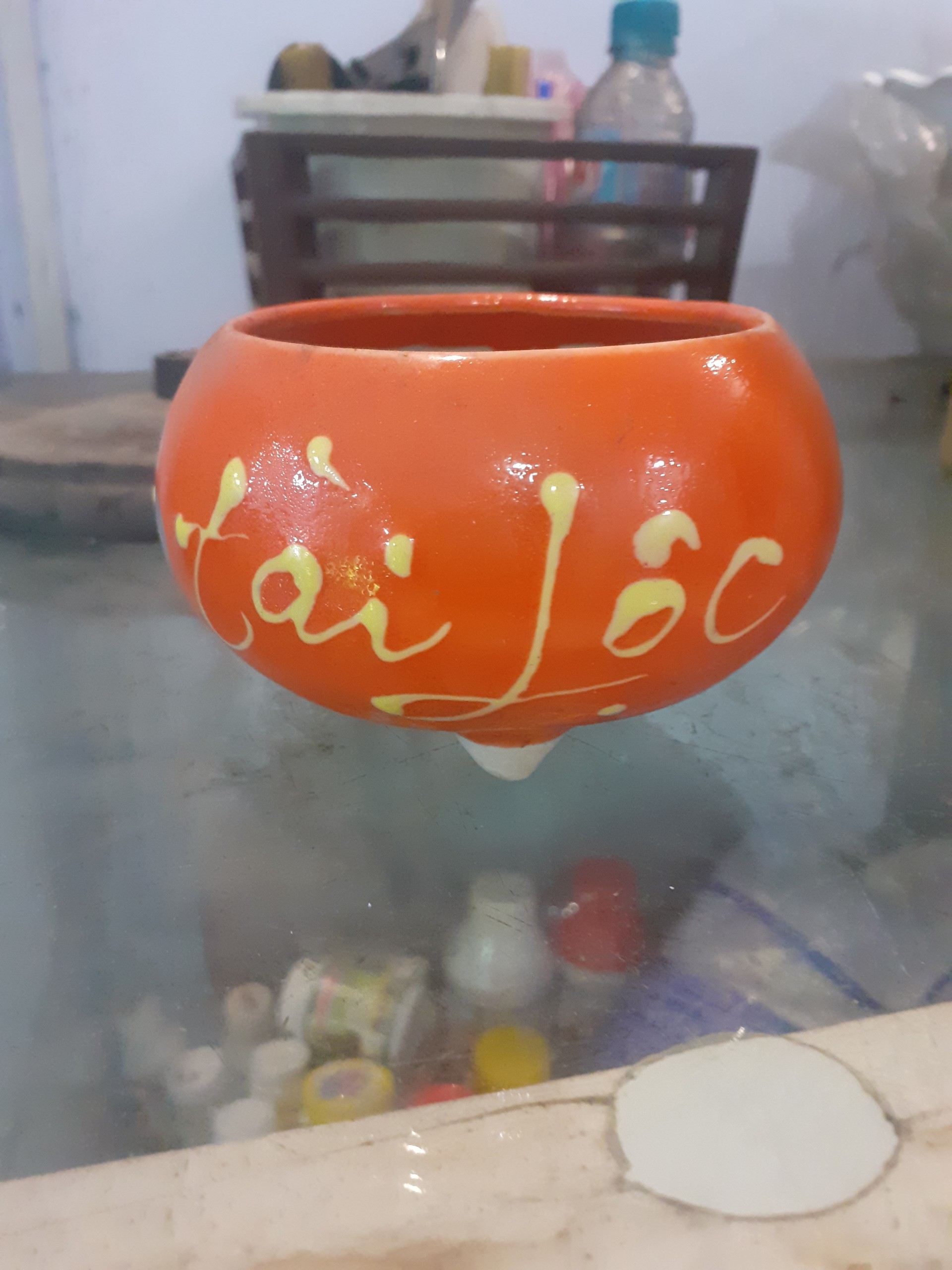 Chậu tròn tài lộc có chân đế cam lè nè