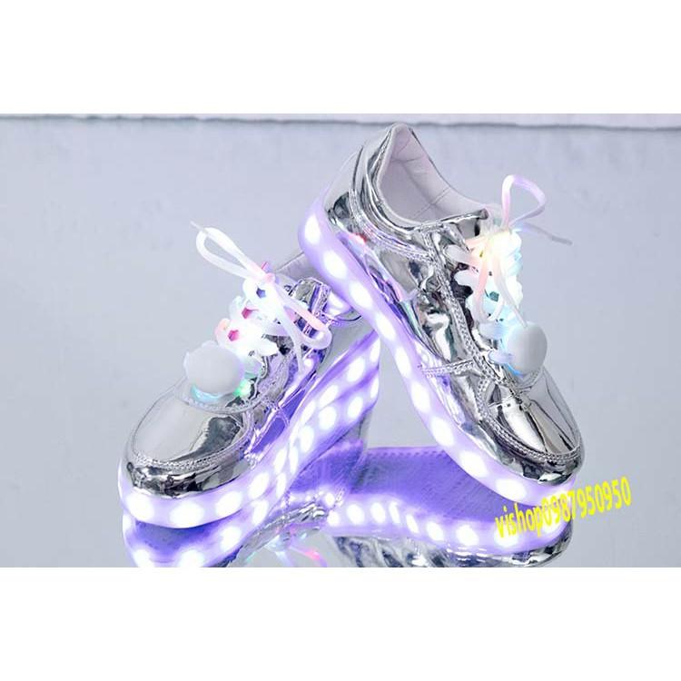 Giày phát sáng màu bạc bóng phát sáng 7 màu 8 chế độ đèn led kèm dây giày phát sáng (có video) mã CD39 Wcận