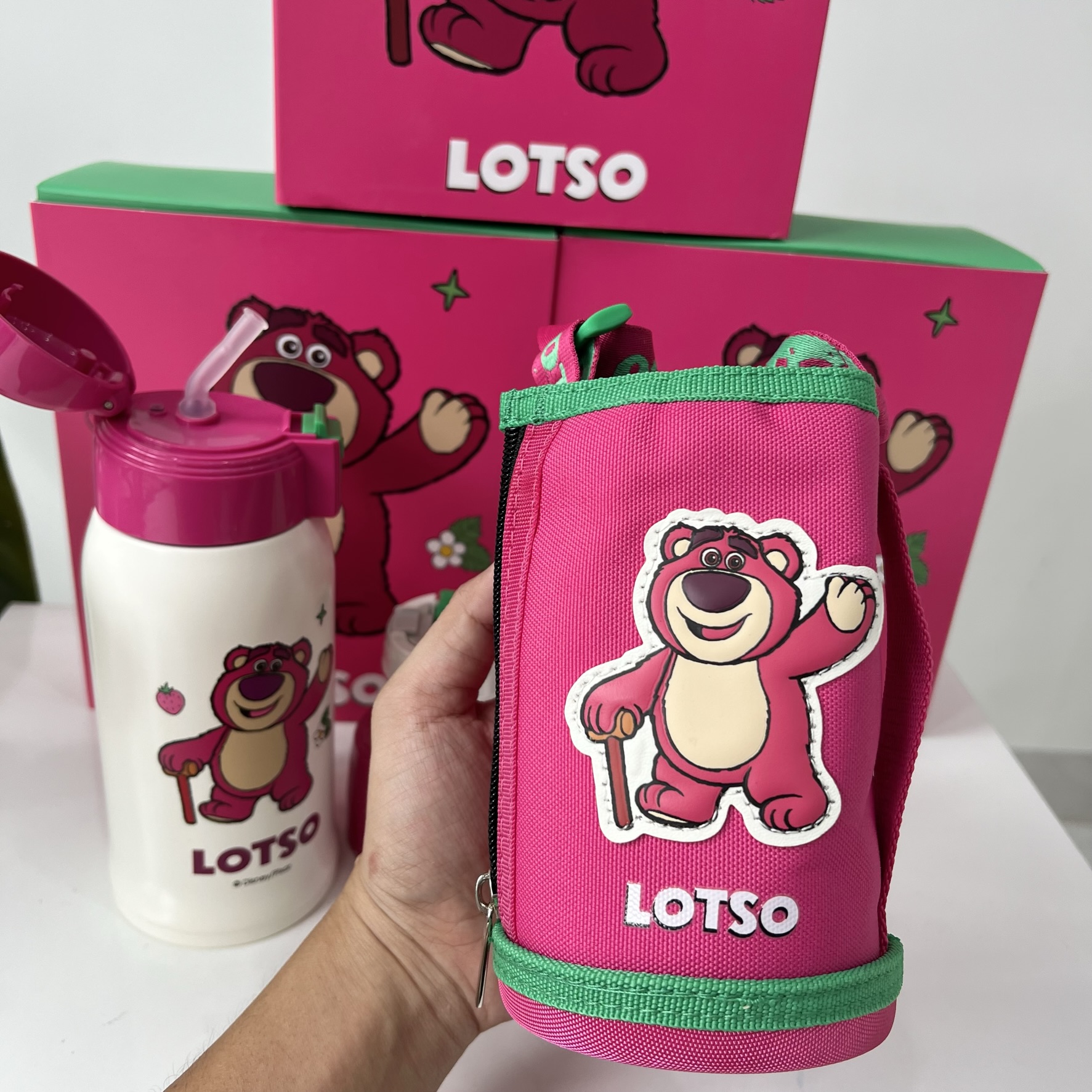 Bình giữ nhiệt cho Bé Gấu dâu Lotso BeddyBear - Dung tích 600 ml - 2 Nắp thay thế - Chất liệu cao cấp SUS316 - Tặng kèm túi đeo xinh xắn - Bảo hành chính hãng 1 năm - RT103-600-GAUDAU